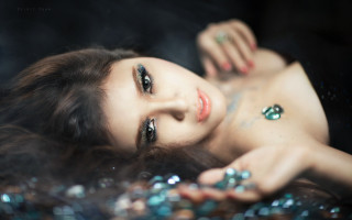 Woman holography fashion nails laying - a ring free wallpaper