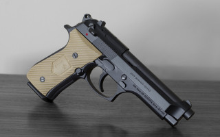 Gun wooden grip tabletop white - a black frame free wallpaper