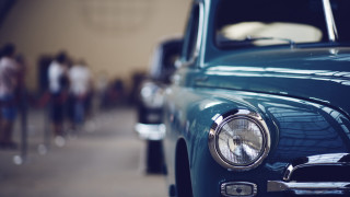 Car people building shallow depth - the background and a building in the background free wallpaper