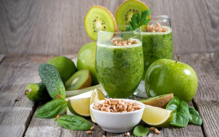 Green smoothies fruit wooden table - a wooden table free wallpaper for desktop