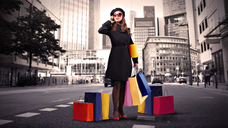 Woman shopping black dress cityscape - fashion free wallpaper