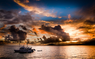 Boat water sunset cloudy sky 5 - a large body of water under a cloudy sky free wallpaper