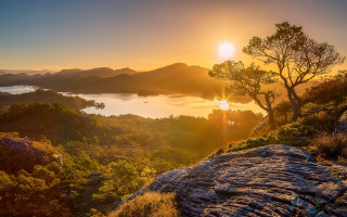 Sunset lake tree mountains clouds - a sunset over a lake free wallpaper for desktop
