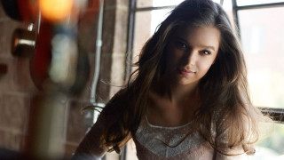 Woman white top window arabizon - a white top free wallpaper