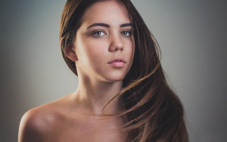 Eszter mattioni portrait gray background - head and shoulders portrait free wallpaper for desktop