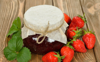 Jar strawberries wooden table food - strawberry free wallpaper