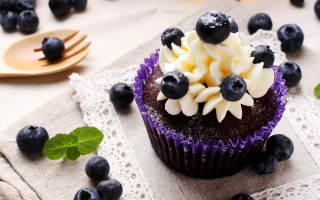 Cupcake blueberries cream table spoons - a cupcake free wallpaper