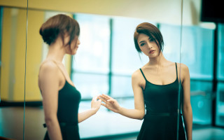 Woman black dress mirror reflection - the mirror free wallpaper