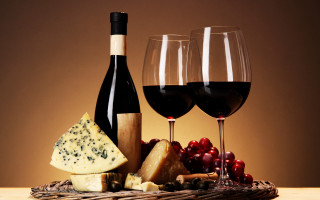 Wine glasses cheese grapes basket - two glass of wine free wallpaper