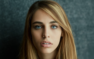 Ayshia taskin blonde hair blue - realistic eye free wallpaper