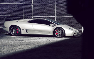 White sports car pearlescent chainlink - a chain link fence behind free wallpaper