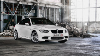 White car garage rubble building - a large window free wallpaper for desktop