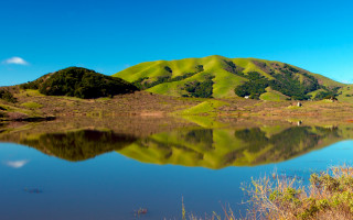 Mountain lake grassy trees reflections - a lake in the foreground free wallpaper