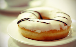 White plate frosted donut coffee - a white plate free wallpaper