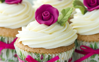 Cupcake white frosting pink rose - white frosting free wallpaper