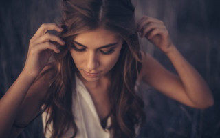 Woman bun concerned portrait araceli - a bun free wallpaper for desktop