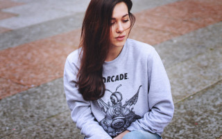 Woman curb sad phone beach - her phone free wallpaper