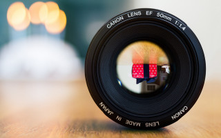 Camera lens reflection house table - a camera len free wallpaper