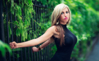 Woman black dress portrait green - a picture in front free wallpaper