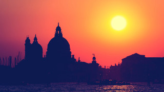 Sunset city largebuilding boat moon - a sunset over a city free wallpaper