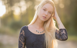 Blonde woman park portrait bokeh - a picture in a park free wallpaper