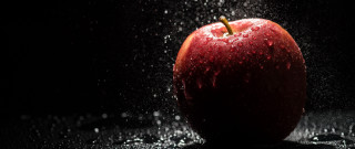 Red apple water splash black - an apple free wallpaper