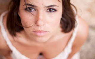 Woman tie blowing wind santa - eva gonzalès free wallpaper