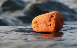 Heart shaped rock reflection beach - a rock in the background free wallpaper