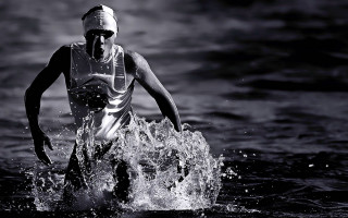 Man wet suit running water - a wet suit free wallpaper