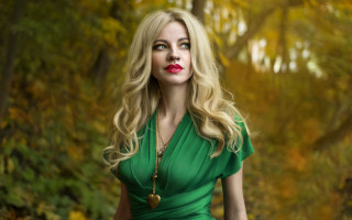 Woman green dress forest portrait - eva švankmajerová free wallpaper