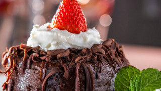 Chocolate cake strawberry mint rococo - a chocolate cake free wallpaper