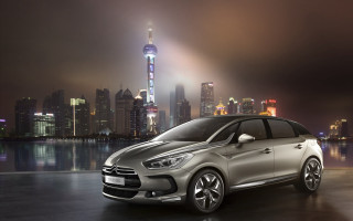Silver car city skyline night - a foggy sky free wallpaper for desktop