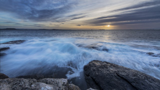Lake sunset waves mountains clouds - moody free wallpaper for desktop