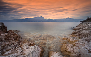 Rocky shore mountains sunset ocean - eric deschamps free wallpaper