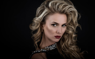 Woman necklace portrait blonde earrings - a necklace free wallpaper