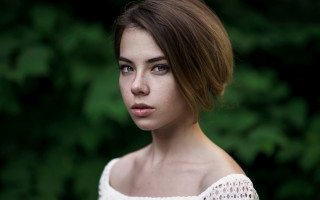 Woman green background bush portrait - a white top free wallpaper