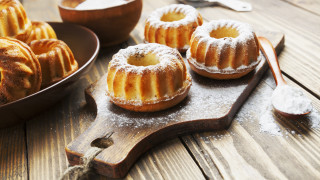 Wooden table bundt cakes powdered - a wooden spoon free wallpaper