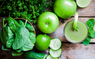 Green smoothie straw leafy garnish - a straw free wallpaper for desktop