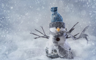 Snowman hat scarf snow falling - a snowflake free wallpaper