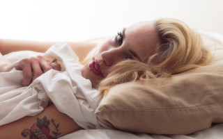 Woman tattoo bed white sheet - her arm and chest free wallpaper