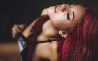 Woman red hair closed eyes - her eye free wallpaper