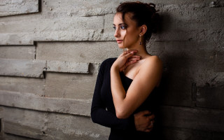 Woman leaning wall serious portrait 4 - elizabeth polunin free wallpaper