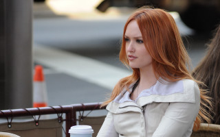 Red haired woman coffee bench - a bench free wallpaper for desktop