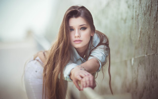 Elina karimova portrait blue eyes - a woman leaning against a wall free wallpaper