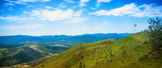 Kite flying grassy hill mountains 2 - a grassy hill free wallpaper