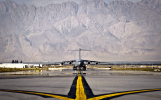 Airplane runway mountains yellow line 2 - pathfinder free wallpaper