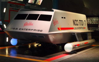 White red boat display building - scifi free wallpaper