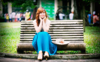 Woman sitting park food blurry - her lap free wallpaper
