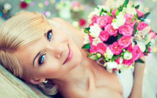 Blonde woman flower bouquet portrait - her shoulder free wallpaper for desktop