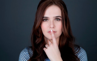 Woman shushing cigarette brown eyes - a finger free wallpaper for desktop